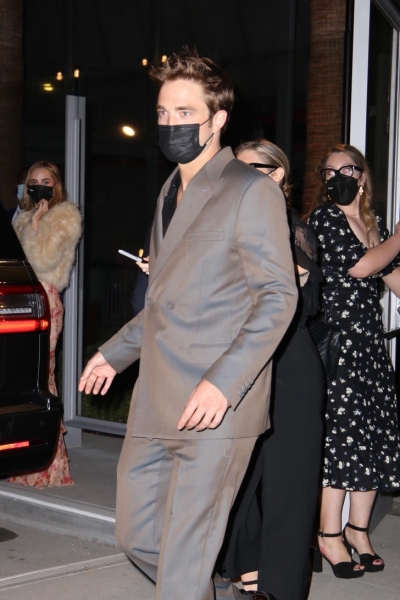 Блистательный Роберт Паттинсон в роскошном брючном костюме с перламутровым блеском
