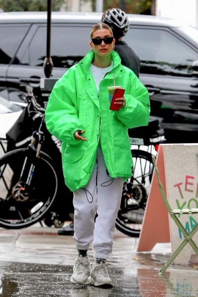 Что носить прямо сейчас, когда на улице дождь и слякоть? 15 модных стритстайл-образов Хейли Бибер для вдохновения