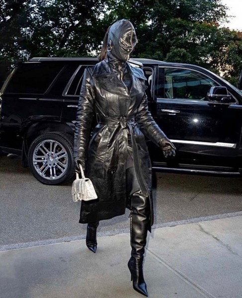 К Хэллоуина готова: очень страшный образ Ким Кардашьян на прогулке в Нью-Йорке