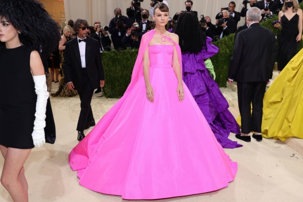 Как диснеевская принцесса: Кэри Маллиган в платье цвета сахарной ваты на Met Gala