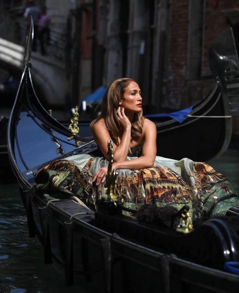 Как выглядит богатая венецианская догаресса? Показывает Дженнифер Лопес в кутюре и в гондоле