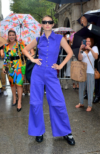 Королева подиума и стритстайла: яркое появление Джиджи Хадид на Неделе моды в Нью-Йорке