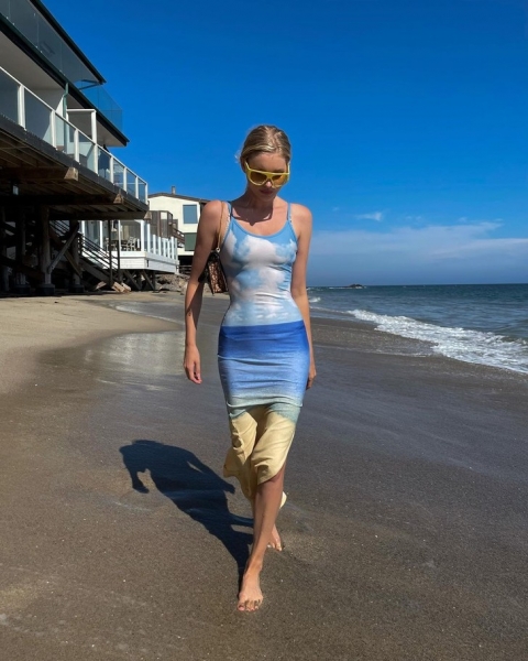 Море волнуется: Эльза Хоск в голубом платье-фотообоях