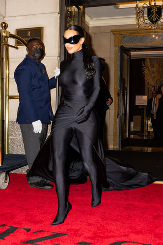 Подруга Бэтмена: Ким Кардашьян сменила одно платье-чехол Balenciaga на другое, но хотя бы позволила взглянуть на свое лицо
