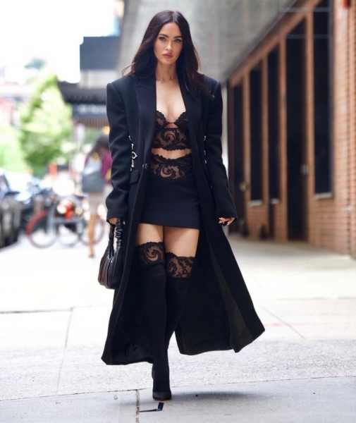 Самый сексуальный образ выходных: Меган Фокс гуляет по Нью-Йорку в прозрачном черном кружеве и чулках-ботфортах