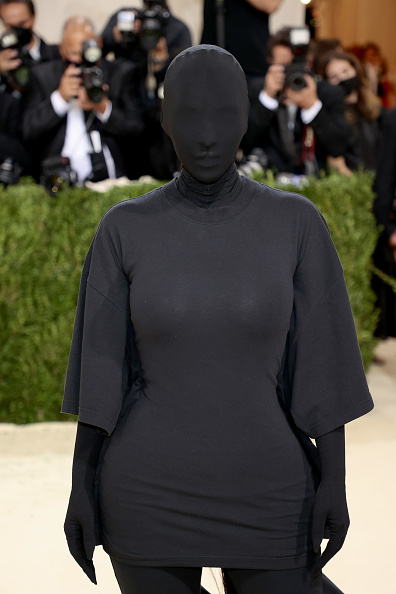Женщина-призрак: Ким Кардашьян вновь всех напугала (а потом — восхитила). На этот раз на гала-вечере Met Gala