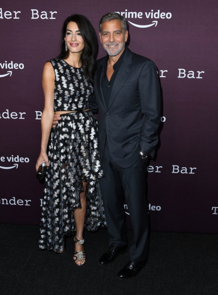 Амаль Клуни вернулась на красную дорожку впервые за три года. И ее стиль по-прежнему безупречен
