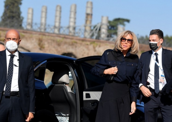 Черный + синий + Louis Vuitton: первая леди Франции Брижит Макрон вновь демонстрирует любимую модную комбинацию