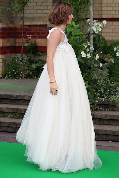 Эмма Уотсон спустя год возвращается на красную дорожку, а кажется, будто идет к алтарю… в чужом платье невесты!