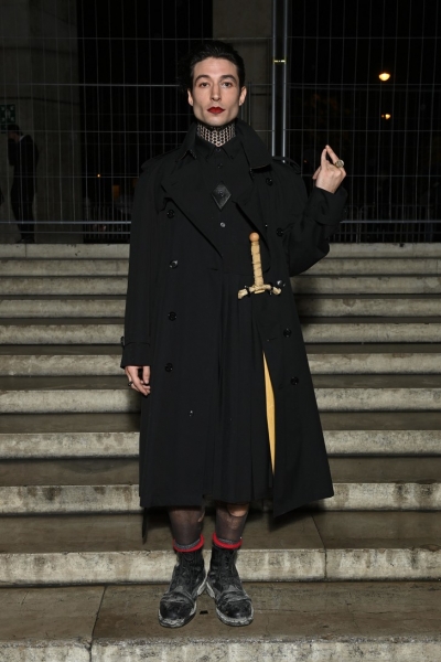 Готическое платье, меч за пазухой и идеальный макияж: Эзра Миллер на вечеринке в Париже