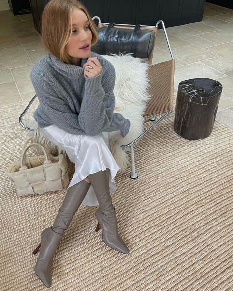 Идеальный серый свитер + шелковая юбка + самые удобные ботильоны на осень — осенний образ Роузи Хантингтон-Уайтли
