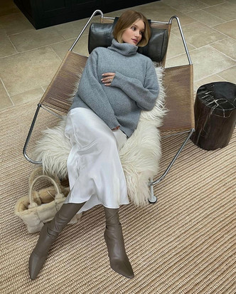 Идеальный серый свитер + шелковая юбка + самые удобные ботильоны на осень — осенний образ Роузи Хантингтон-Уайтли