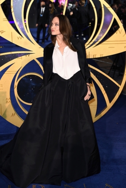 Юбка Малефисенты и рубашка миссис Смит: Анджелина Джоли в кутюре в Лондоне