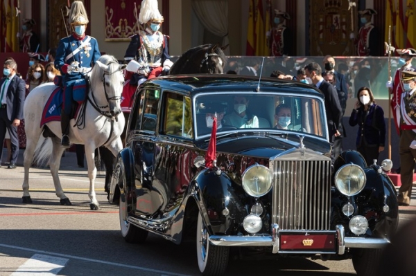 Король Фелипе, королева Летиция и инфанта София на параде и приеме в честь Дня Испанидад