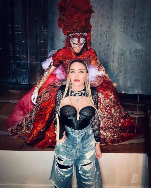 Королевы заплетают косички: Мадонна показала новую укладку, с которой выглядит еще круче