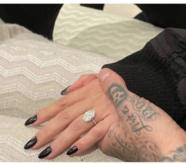 Кортни Кардашьян объявила о помолвке и показала кольцо с огромным бриллиантом. Ждем «ответ» Дженнифер Лопес и Меган Фокс