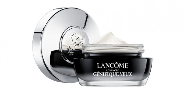 Lancôme выпустили крем для области вокруг глаз, который разглаживает морщинки и улучшает микробиом кожи