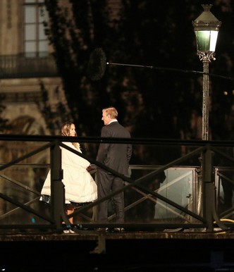 Место встречи изменить нельзя: Кэрри Брэдшоу и мистер Биг на мосту Искусств в Париже