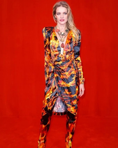 Образ — пожар: Наталья Водянова в «огненном» платье Vetements