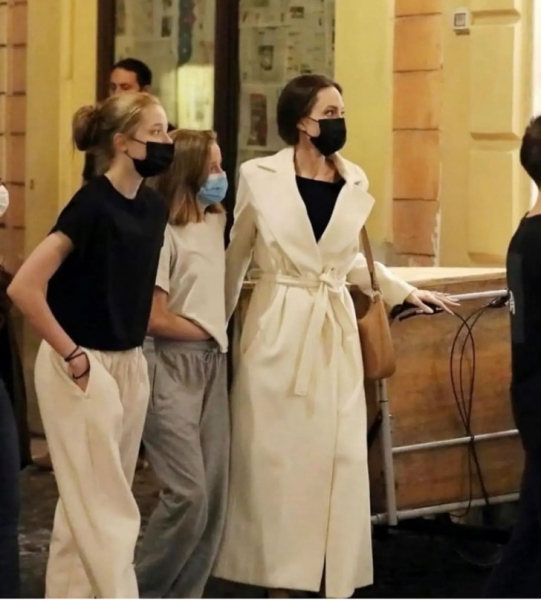 Один — белый, другой — серый: два пальто Анджелины Джоли как две противоположности в моде