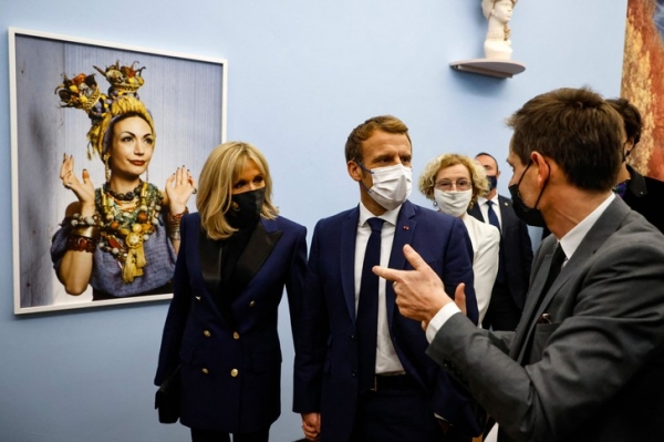 Парижский, придвинутый уровень: первая леди Франции Брижит Макрон носит синий жакет «как у мужа-президента» в Риме