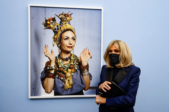 Парижский, придвинутый уровень: первая леди Франции Брижит Макрон носит синий жакет «как у мужа-президента» в Риме