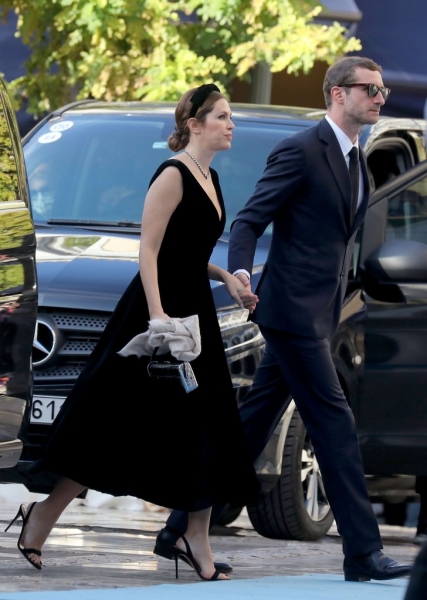 Подражая Грейс Келли: Даша Жукова в «голливудском» бархатном платье на свадьбе греческого принца