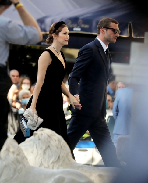 Подражая Грейс Келли: Даша Жукова в «голливудском» бархатном платье на свадьбе греческого принца