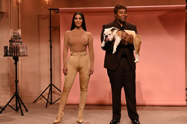 Розовая пантера: Ким Кардашьян сменила 3 hot pink образа ради вечернего шоу SNL