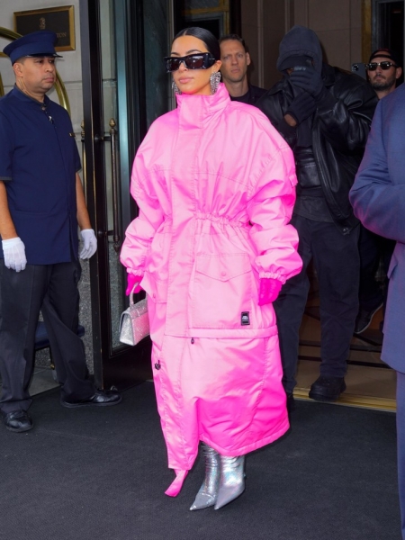 Розовая пантера: Ким Кардашьян сменила 3 hot pink образа ради вечернего шоу SNL