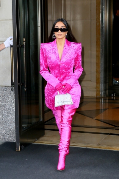 Самый эффектных образ этой недели: Ким Кардашьян в бархатном жакете Balenciaga цвета фуксии, который идеально подчеркивает талию