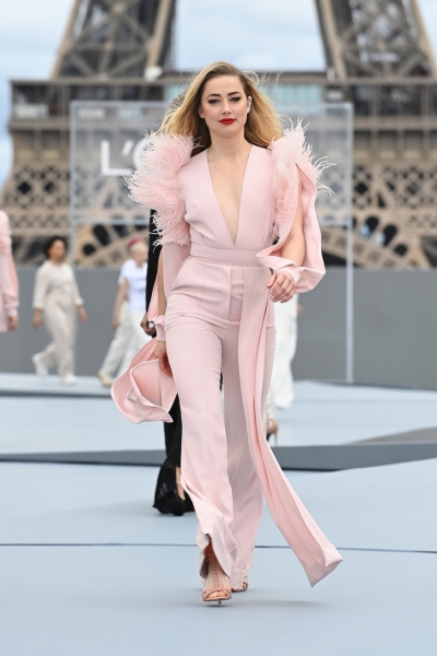 Шик и перья: Эмбер Херд в розовом комбинезоне Elie Saab на шоу L’Oréal