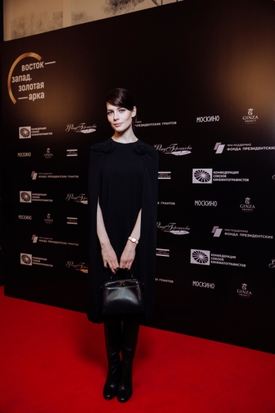 Шик по-итальянски выглядит именно так: Юлия Снигирь в элегантном платье-кейпе Fendi