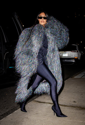 Shine bright: Ким Кардашьян в шубе Balenciaga, которая сверкает ярче бриллианта
