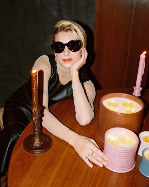 Свеча горела на столе: актрисы из сериала «Бумажный дом» снялись в рекламной кампании роскошных свечей Loewe Perfumes