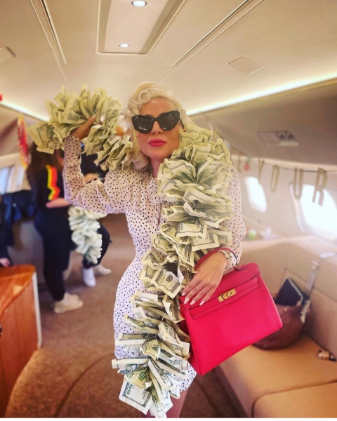 That’s money, honey! Леди Гага носит боа из 100-долларовых купюр