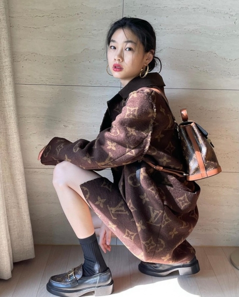 Звезда сериала «Игра в кальмара» Хо Ен Чон показывает, с чем носить пальто этой осенью