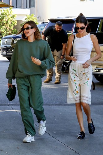 Что носят самые модные девушки Лос-Анджелеса этой осенью? Хейли Бибер и Кендалл Дженнер демонстрируют 2 кардинально разных примера