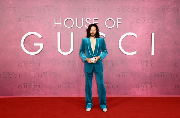 Джаред Лето в костюме цвета бирюзы, колье и с клатчем-сердцем на лондонской премьере фильма «Дом Gucci»