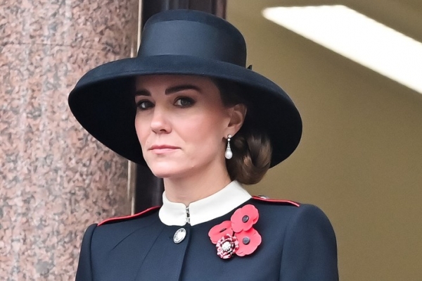 Это похоже на сенсацию: Кейт Миддлтон в платье с погонами Alexander McQueen заняла место королевы на балконе дворца