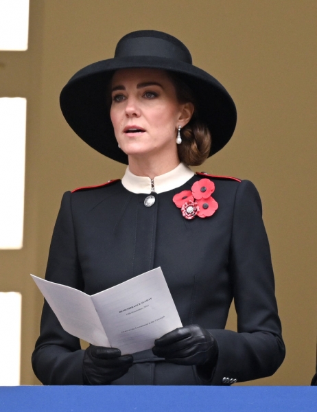 Это похоже на сенсацию: Кейт Миддлтон в платье с погонами Alexander McQueen заняла место королевы на балконе дворца