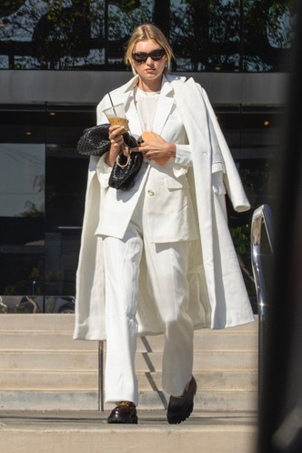 Идеальный белый костюм + классическое пальто — именно так выглядит осенний аутфит для особых случаев