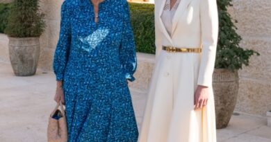 Королева Рания в белом платье-пальто Dior на встрече с принцем Чарльзом и Камиллой Паркер-Боулз