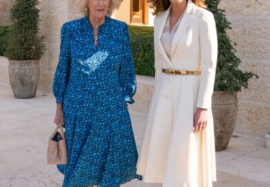 Королева Рания в белом платье-пальто Dior на встрече с принцем Чарльзом и Камиллой Паркер-Боулз