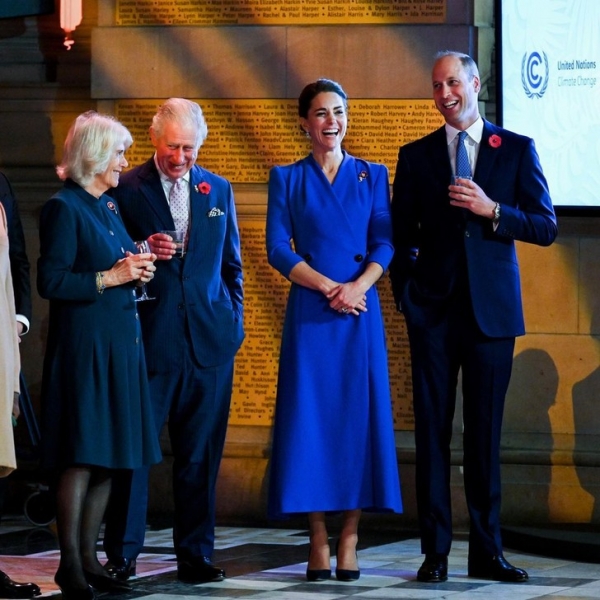 Королевский синий: Кейт Миддлтон нашла платье-пальто, которое делает фигуру идеальной