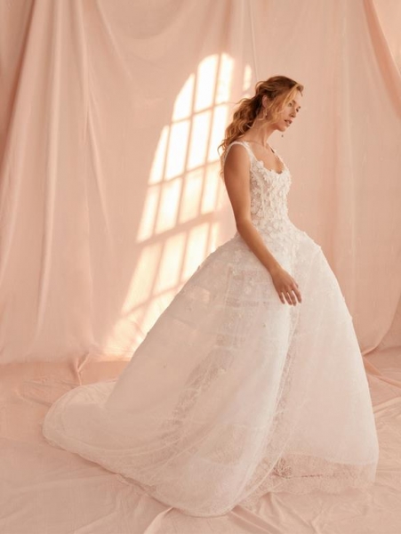 Кружевное мини, бисерная россыпь на прозрачном и романтичные платья в пол: новая свадебная коллекция Oscar de la Renta