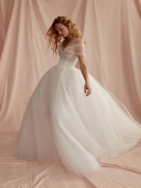 Кружевное мини, бисерная россыпь на прозрачном и романтичные платья в пол: новая свадебная коллекция Oscar de la Renta