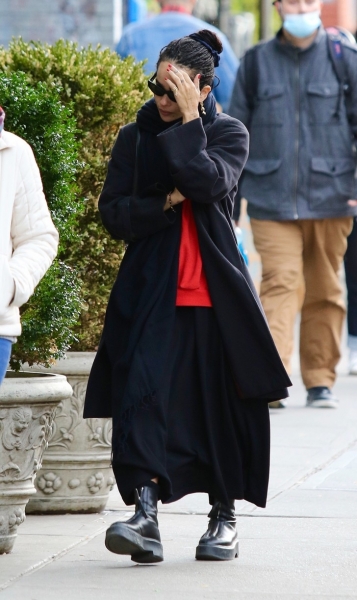 Одна очень длинная черная юбка, которую Зои Кравиц носит осенью в Нью-Йорке
