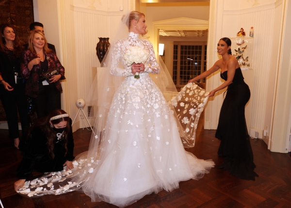 Платье Ким Кардашьян с глубоким декольте сильно отвлекает от невесты — Пэрис Хилтон в день свадьбы