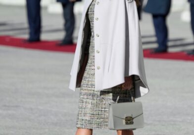 С чем носить кейп? Королева Летиция предлагает самый элегантный вариант (и для офиса, и для свидания)